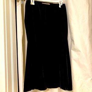 L Curvy Black Skirt